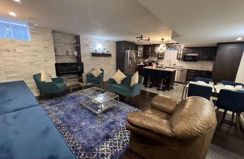Meadowvale Village House | Luxury 2BR Suite 1.5 Bath Near HWY 401/Airport!