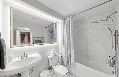 Pickering Apartment | Luxury 2BR Suite Stylish Stay with 2 Free Parking