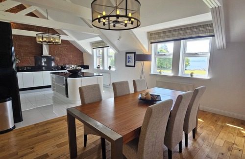 Balmaha Apartment | Luxury 3 Bedroom apartment with Loch View