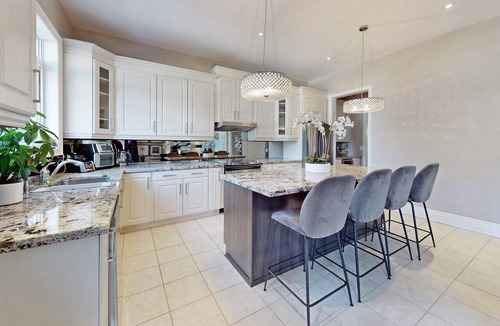 Pickering Condo | Luxury 3 Bedroom Family Home - w/Free WiFi & Parking. 20mins from Downtown