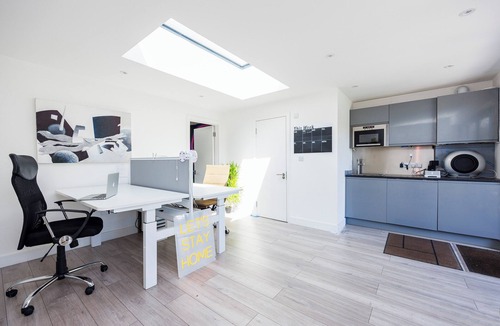 St Albans House | Luxury 3-Bedroom House with Large Garden & Outhouse in St Albans