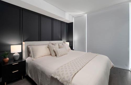 Church and Wellesley House | Luxury 3BR 2BA with 2 King Beds Sleeps 8 on Yonge