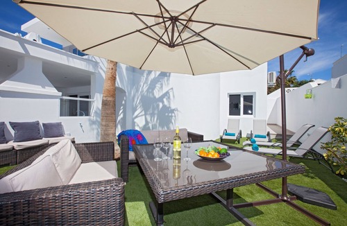 Puerto del Carmen Villa | Luxury 4 bed, 3 bath villa in central Puerto del Carmen with free WiFi & Air Con