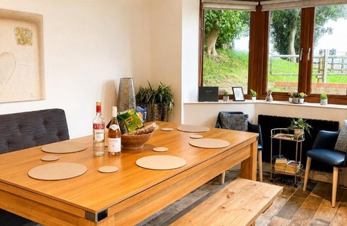 Hessle House | Luxury 4BR Executive Lodge with 4 Private Suites and Private Parking
