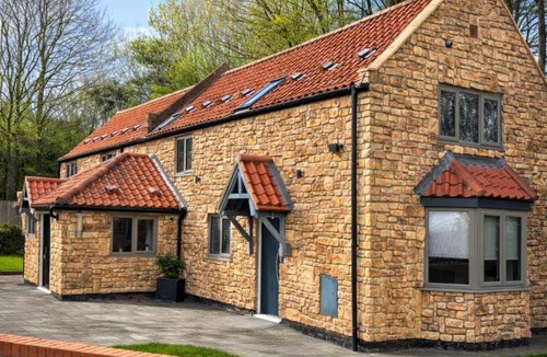 Hessle House | Luxury 4BR Executive Lodge with 4 Private Suites and Private Parking