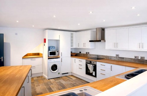 Hessle House | Luxury 4BR Executive Lodge with 4 Private Suites and Private Parking