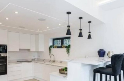 Gerrards Cross House | Luxury 4BR Getaway Garden Smart Features