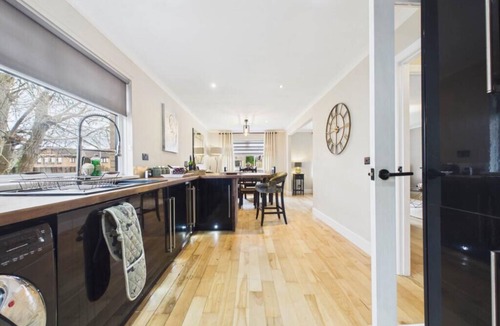 Hamilton House | Luxury 5 bedroom 3 bathroom property village location Hamilton