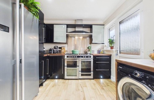 Hamilton House | Luxury 5 bedroom 3 bathroom property village location Hamilton