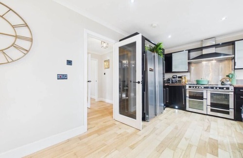 Hamilton House | Luxury 5 bedroom 3 bathroom property village location Hamilton