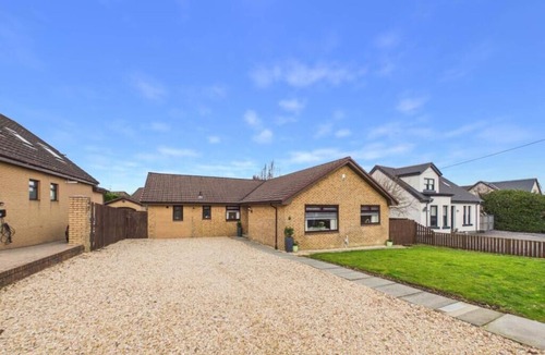 Hamilton House | Luxury 5 bedroom 3 bathroom property village location Hamilton