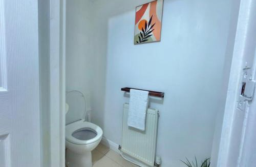 Newton Mearns House | Luxury 5 Bed Home - Glasgow - Free Private Parking - Garden