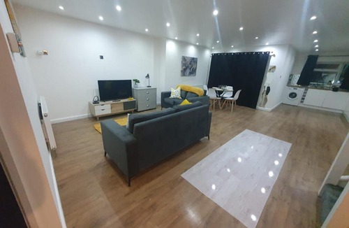 Luton Apartment | Luxury 5 - Spacious Contractor's Delight with 4 Bedrooms and Ample Driveway Parking