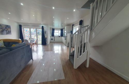 Luton Apartment | Luxury 5 - Spacious Contractor's Delight with 4 Bedrooms and Ample Driveway Parking