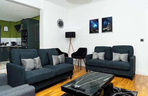 Liberton House | Luxury 5BD, Gym, Parking, Bus to Airport, Sleeps10
