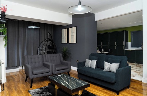 Liberton House | Luxury 5BD, Gym, Parking, Bus to Airport, Sleeps10