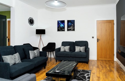 Liberton House | Luxury 5BD, Gym, Parking, Bus to Airport, Sleeps10