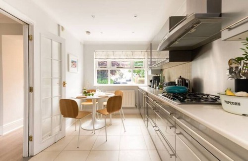 Fortis Green House | Luxury 5BR/5 Beds House Free Parking/Portable Aircons/Great Views