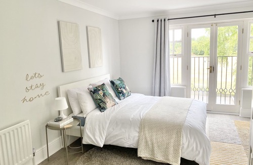 Fortis Green House | Luxury 5BR/5 Beds House Free Parking/Portable Aircons/Great Views