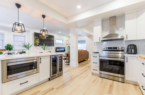 Niagara Falls House | Luxury 5BR Family Oasis W/GameRoom/King Bed/Hot Tub/Pool
