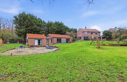 Harlow House | Luxury 5BR Home | Pool, Games Room & Easy London Access