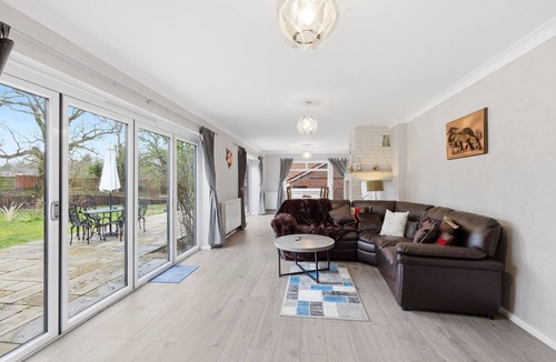 Harlow House | Luxury 5BR Home | Pool, Games Room & Easy London Access