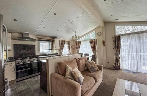 Hopton Cabin | Luxury 6 berth lodge with WiFi at Broadland Sands in Suffolk ref 20011CV