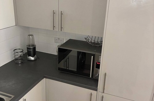 Goodmayes Apartment | Luxury Apartment Balcony View| Tube 2min walk. 25mins into Central London