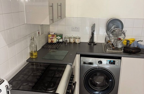 Goodmayes Apartment | Luxury Apartment Balcony View| Tube 2min walk. 25mins into Central London