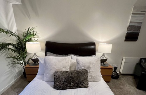 Partick Apartment | Luxury City Apartment with parking near Hydro and SECC