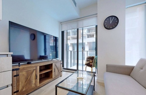 St. Lawrence Apartment | Luxury Condo with Home Office in heart of downtown