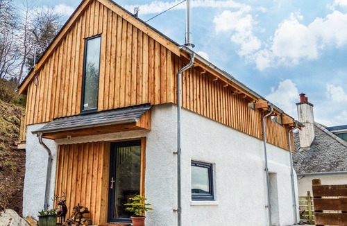 Lewiston Cottage | Luxury Croft over looking Loch Ness & Urquhart Bay. Loch Views.