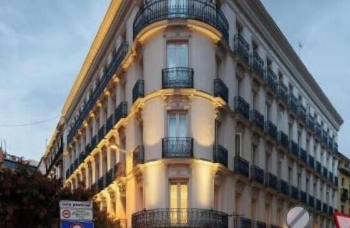 Sol Apartment | Luxury Designer Apartment with Balcony Views of Puerta del Sol