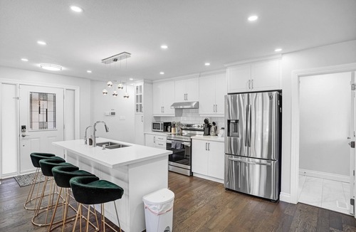 Kitchener House | Luxury Estate+Renovated 3 BD+65" TV+WFH+Sleeps 9