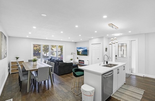 Kitchener House | Luxury Estate+Renovated 3 BD+65" TV+WFH+Sleeps 9