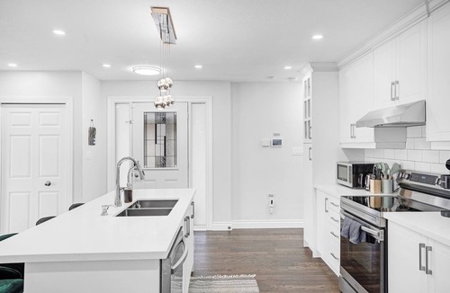 Kitchener House | Luxury Estate+Renovated 3 BD+65" TV+WFH+Sleeps 9