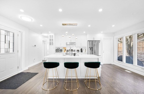 Kitchener House | Luxury Estate+Renovated 3 Bedroom+65" TV+WFH+Sleeps 7