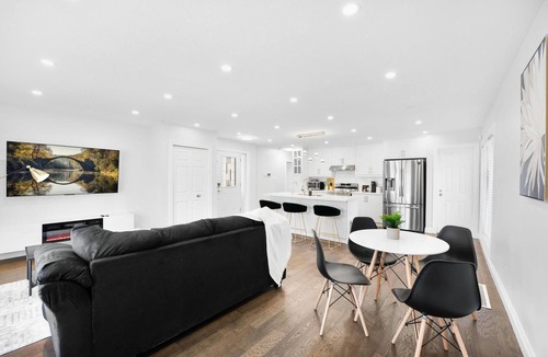 Kitchener House | Luxury Estate+Renovated 3 Bedroom+65" TV+WFH+Sleeps 7