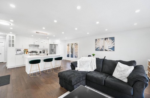 Kitchener House | Luxury Estate+Renovated 3 Bedroom+65" TV+WFH+Sleeps 7