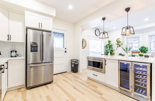 Niagara Falls House | Luxury Family Oasis W/GameRoom/Hot Tub & 10 Min Walk to Falls & Clifton Hill