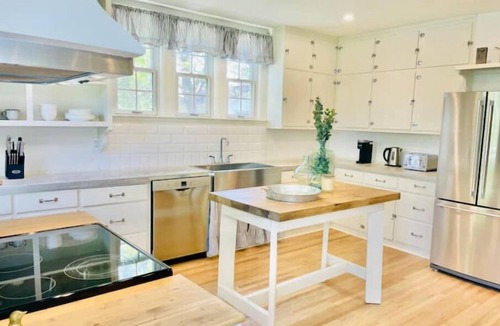 Virgil House | Luxury Farmhouse in Niagara-On-The-Lake: Waterfront & Vineyard Views