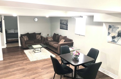 East Credit House | Luxury high rated guest apartment close to all attractions and Airport
