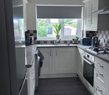 Luton House | Luxury Home in Luton - Near L&D Hospital - FREE Netflix & Wifi- FREE Parking