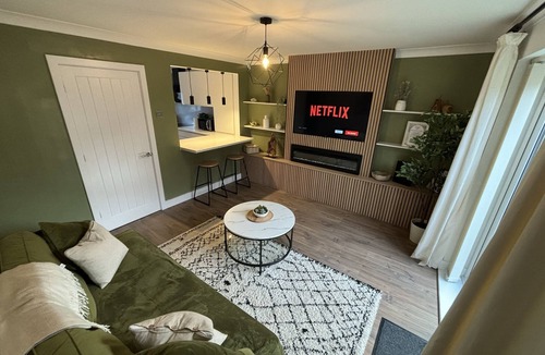 Cleethorpes House | Luxury Hot Tub 1 King Bed 1 Single Bed Private Parking 90sec walk to the beach
