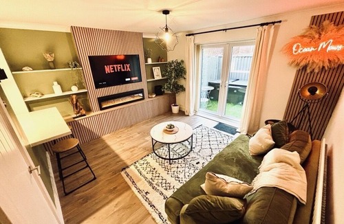 Cleethorpes House | Luxury Hot Tub 1 King Bed 1 Single Bed Private Parking 90sec walk to the beach