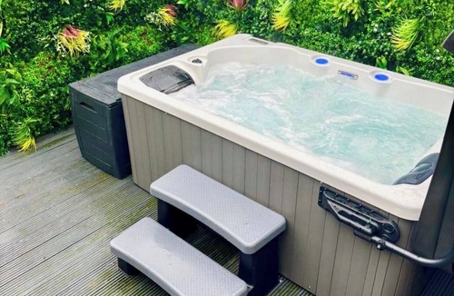 Cleethorpes House | Luxury Hot Tub 1 King Bed 1 Single Bed Private Parking 90sec walk to the beach
