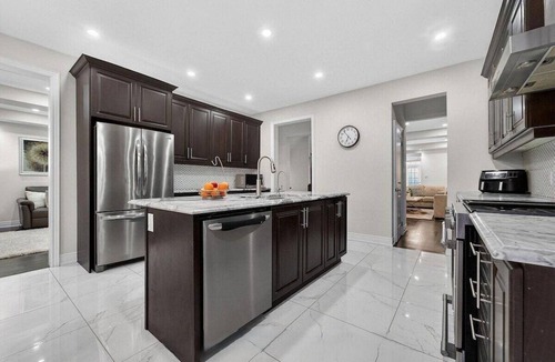 Brampton House | Luxury House, Bright & In Beautiful Neighbourhood!