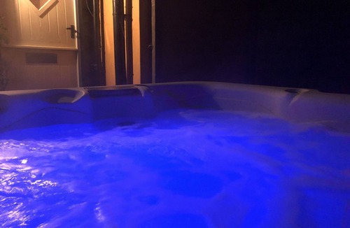 Stoke Ash Cottage | LUXURY: JACUZZI, SAUNA, FIREPLACE, DOGS WELCOME