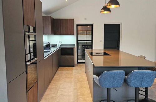 Abbess Roding House | Luxury Kent Bungalow Retreat Sleeps 12
