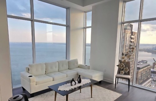 Burlington Apartment | Luxury Lakeview Corner Condo | Free Parking